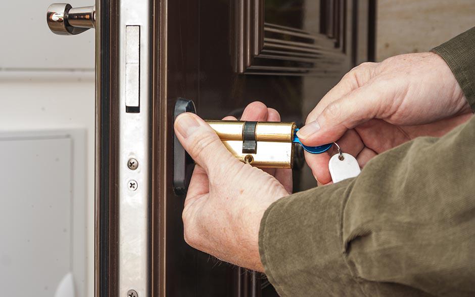 remplacer une serrure de porte Montrouge